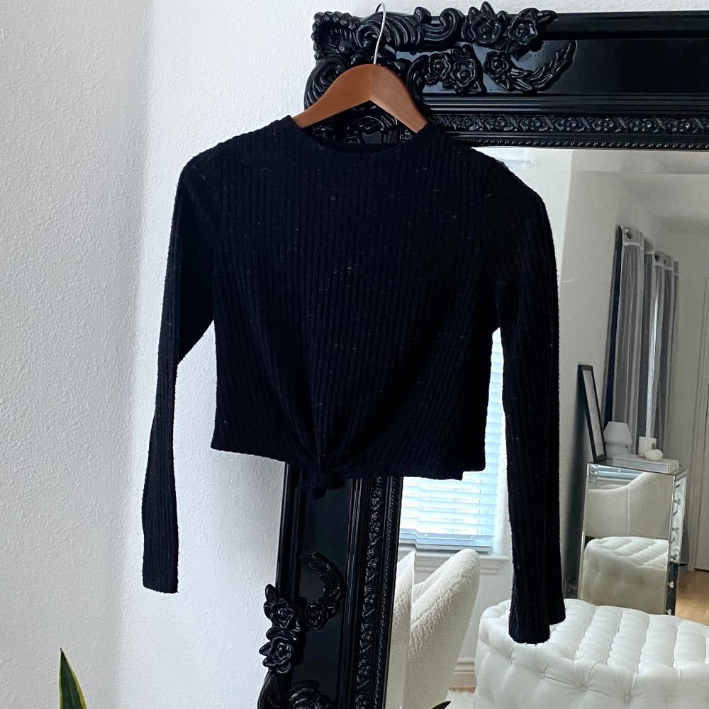 Iris | Women's Black Speckled Ribbed Knot Cropped Long Sleeve Sweater